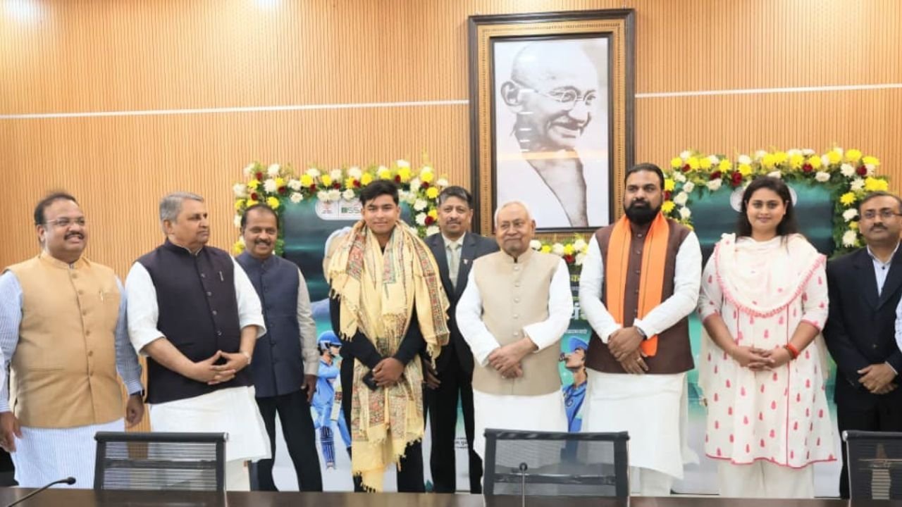 वैभव सूर्यवंशी को नीतीश कुमार ने किया सम्मानित, मुख्यमंत्री आवास 50 लाख का चेक देने के साथ उज्जवल भविष्य की कामना की