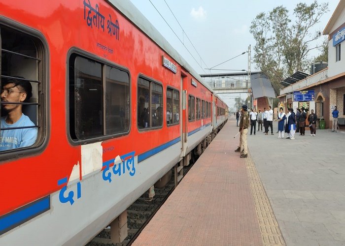 आदित्यपुर रेलवे स्टेशन: सुवर्णरेखा एक्सप्रेस का परिचालन शुरू, महिला कर्मचारियों का उत्साहवर्धन, नया ट्रेन केंद्र बनेगा।