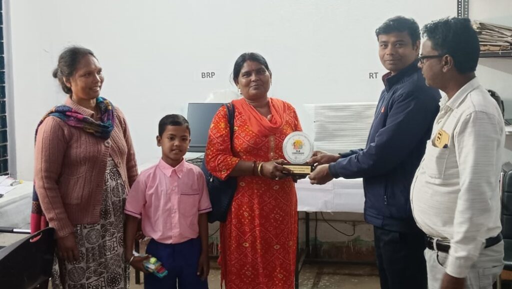 एफएलएम चैंपियनशिप में शानदार प्रदर्शन पर छात्रा आर्य राय व टीचर रीना कुमारी सम्मानित
