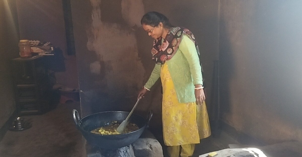 खुंटी न्यूज: रसोई कर्मचारियों की हड़ताल से मध्याह्न भोजन योजना ठप, शिक्षक निभा रहे जिम्मेदारी।