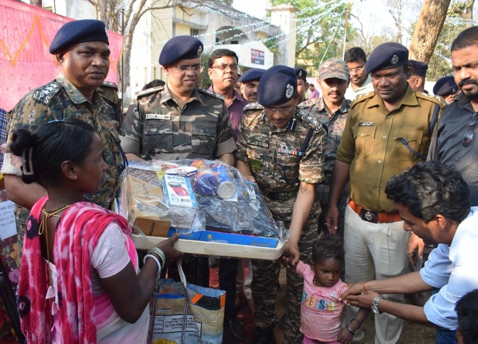 चाईबासा पुलिस की बेहतरीन पहल, आईईडी ब्लास्ट में मृत व घायलों के आश्रितों को जोड़ा रोजगार से