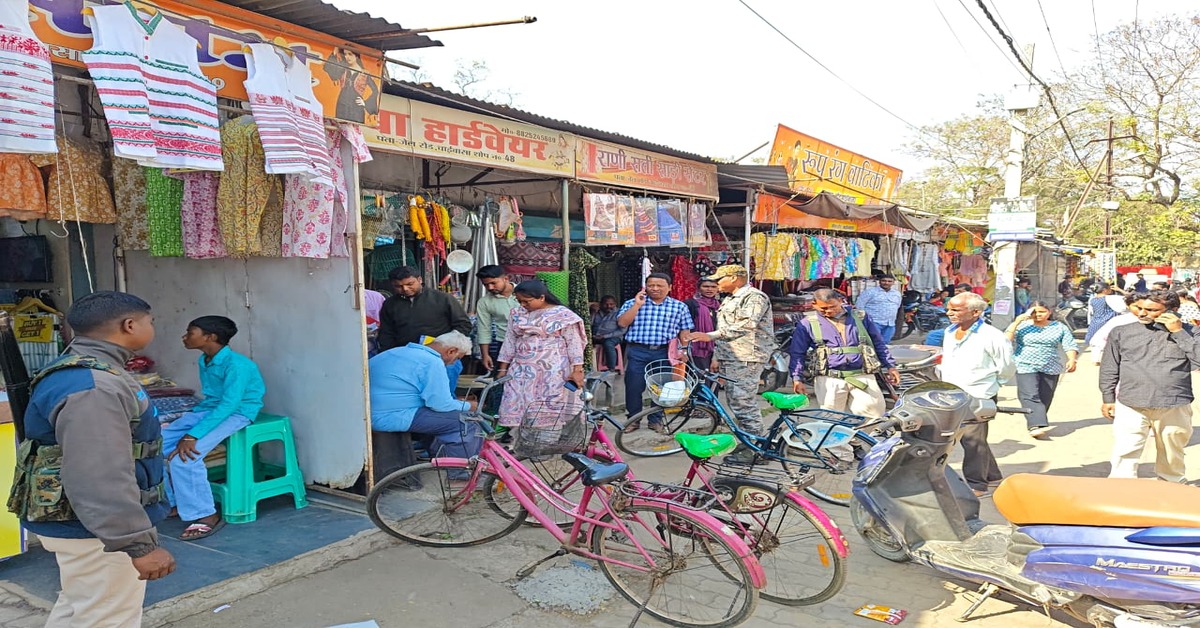 CHAIBASA: चाईबासा में प्रतिबंधित प्लास्टिक के खिलाफ चला अभियान, 7500 रुपये जुर्माना वसूला