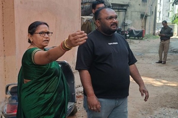 जमशेदपुर: काशीडीह में पूजा के दौरान महिला से बदमाशों ने छिनी सोने की चेन, कैमरे में कैद।