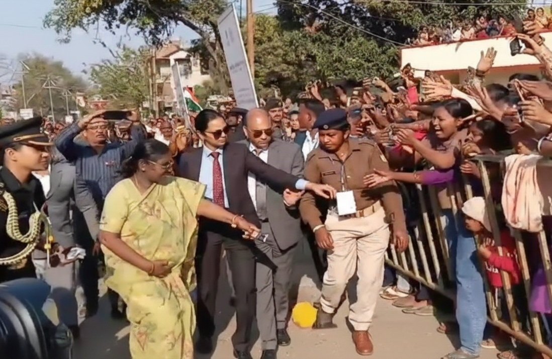 जमशेदपुर: बारीडीह में राष्ट्रपति द्रौपदी मुर्मू का उत्साहपूर्वक स्वागत, बच्चों को चॉकलेट बांटी।