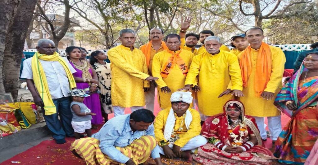 Jamshedpur News: बागबेड़ा में माता-पिता की सहमति के बाद सामूहिक विवाह, परिणय सूत्र में बंधे जोड़े
