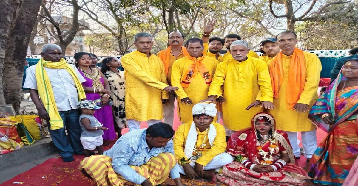 जमशेदपुर समाचार: बागबेड़ा में Parents की अनुमति से सामूहिक विवाह, Couples ने बांधा परिणय सूत्र।