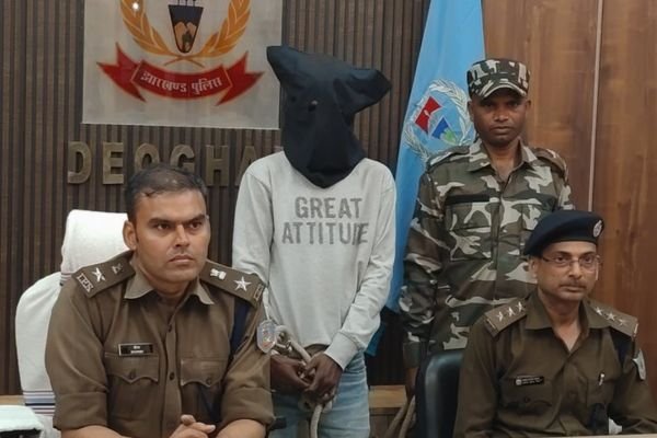 देवघर पुलिस ने 50 लाख रुपये की ब्राउन शुगर के साथ तस्कर को पकड़ा।