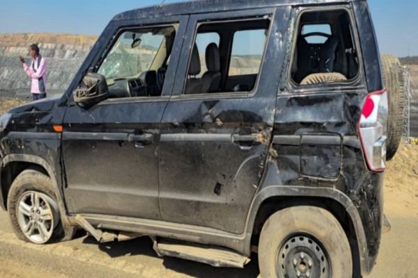 पूर्व मंत्री योगेंद्र साव की गाड़ी का टायर चलते-चलते अचानक फटा, फिर…