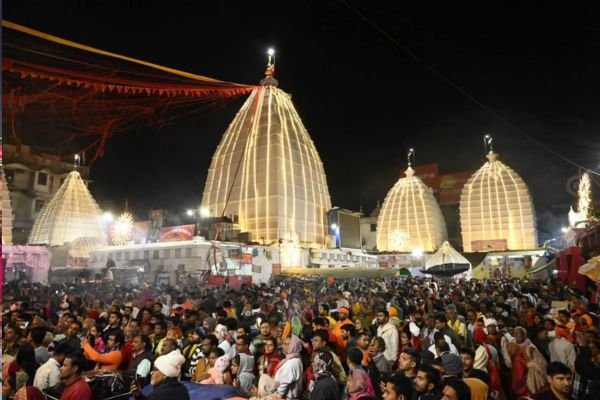 बाबा नगरी में आज होगा शिव-पार्वती का विवाह, बाबा बैद्यनाथ मंदिर गूंज उठा।