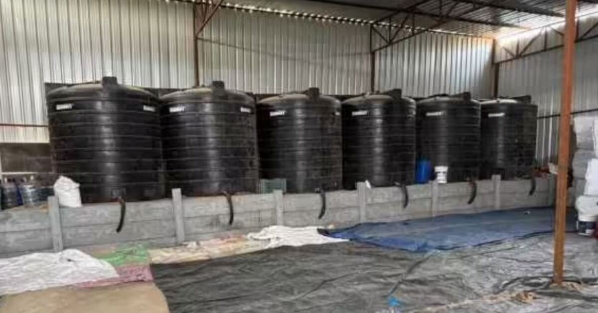 रांची अपराध समाचार: निकाय चुनाव से पहले अवैध शराब फैक्ट्री पर कार्रवाई, मिली भारी मात्रा में स्पिरिट