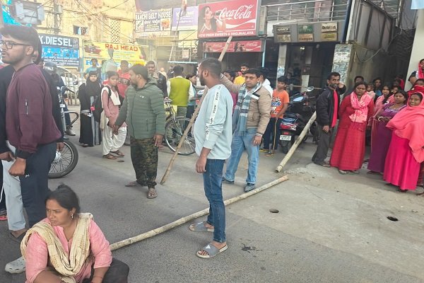 रांची: रातू रोड पर अतिक्रमण विरोधी अभियान पर प्रदर्शन, यातायात कई घंटे ठप रहा।