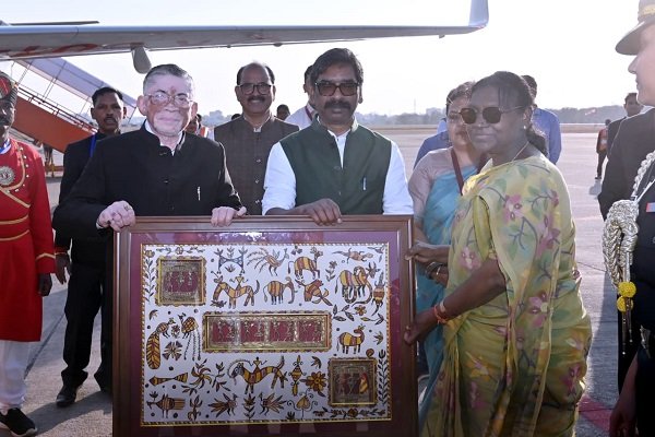राष्ट्रपति द्रौपदी मुर्मू दिल्ली के लिए रवाना, रांची एयरपोर्ट पर राज्यपाल, सीएम ने दी विदाई।