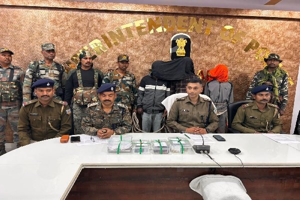 लातेहार पुलिस का बड़ा अभियान, 50 हजार का इनामी नक्सली आदेश गंझू और दो साथी पकड़े गए।