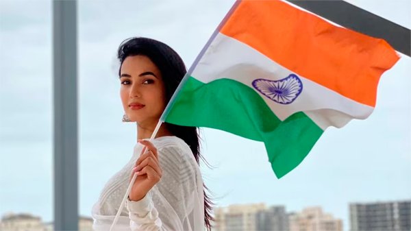 बॉलीवुड एक्ट्रेस सोनल चौहान ने दुबई एयरपोर्ट पर मदद मांगी