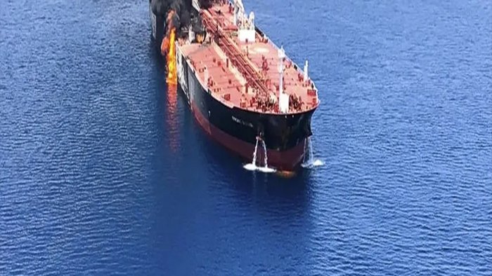 दुबई के बंदरगाह के निकट ईरान का हमला, कुवैत के तेल टैंकर में लगी आग