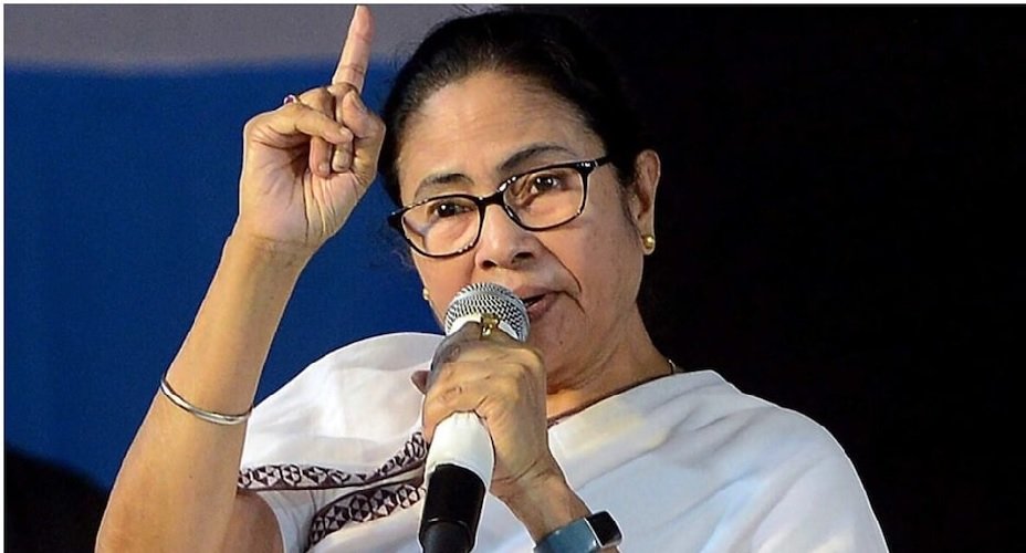 पश्चिम बंगाल में चुनावी माहौल में ममता बनर्जी ने महत्वपूर्ण घोषणा की