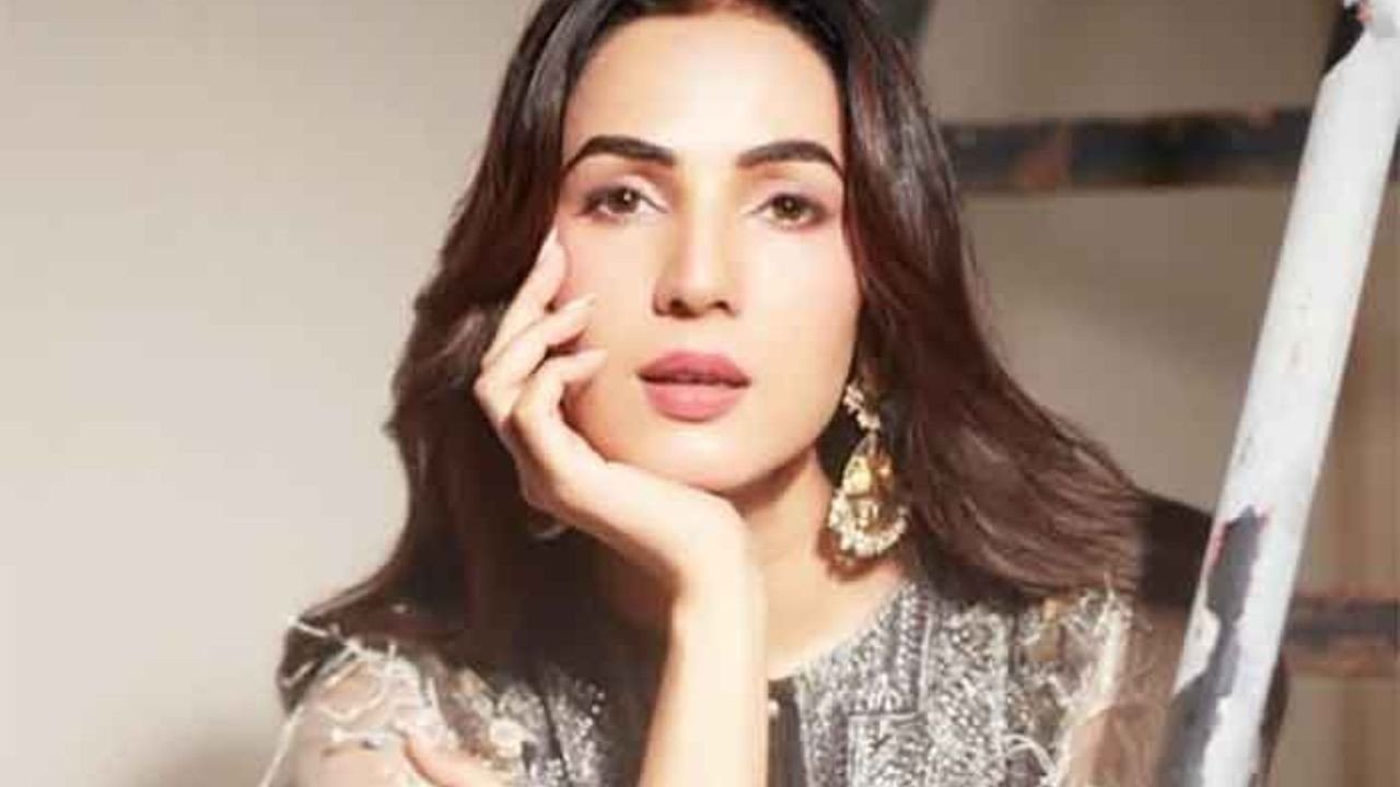 ईशा गुप्ता के बाद सोनल चौहान ने मिडिल ईस्ट के तनाव के बीच किया भारत वापसी