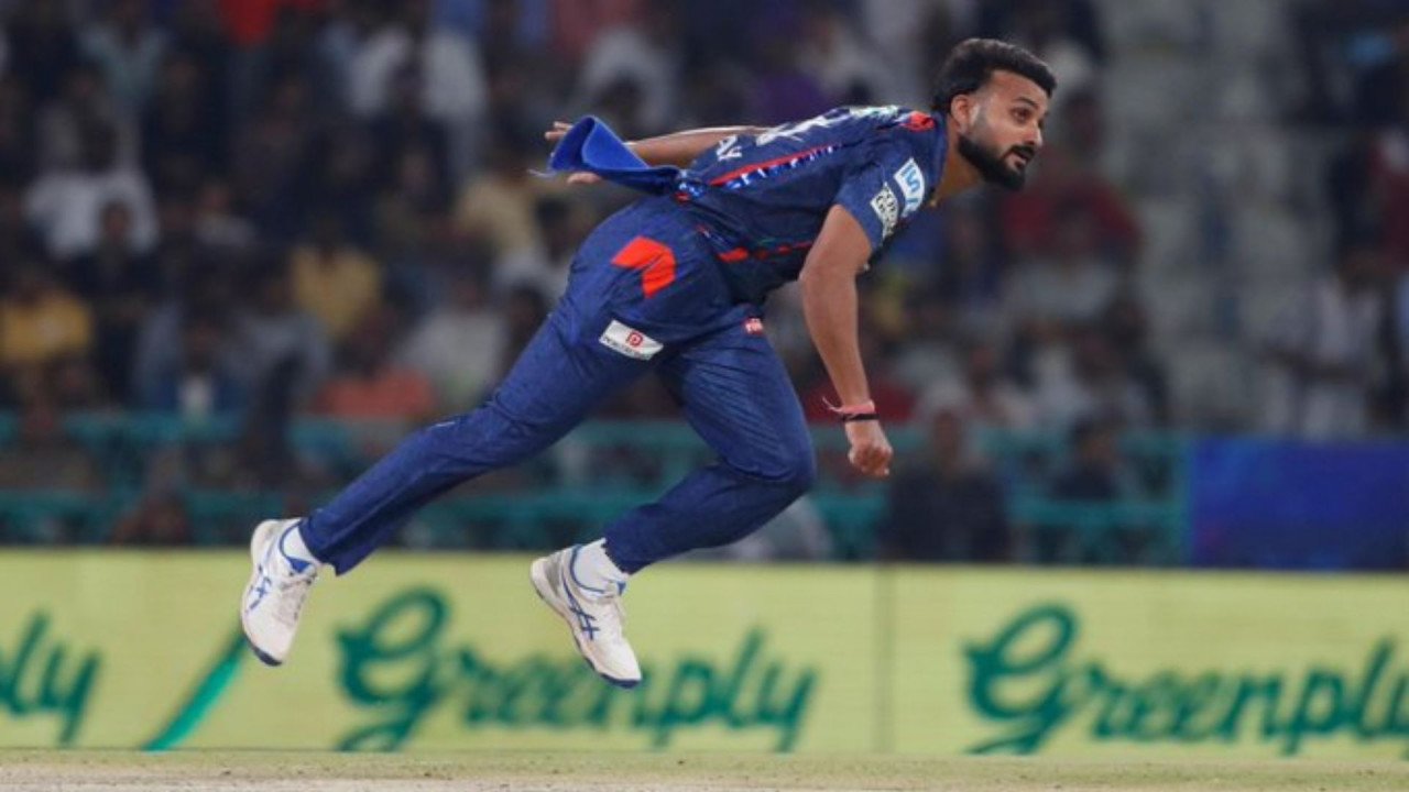 IPL 2026 में KKR को मिला बड़ा झटका, तेज गेंदबाज आकाश दीप बाहर