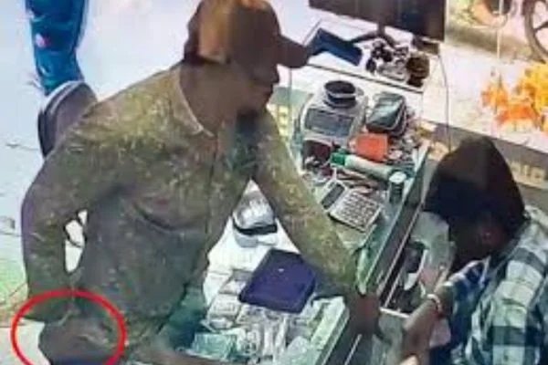 ग्राहक बनकर आया चोर, 22 लाख के गहने चोरी, CCTV में कैद हुई वारदात