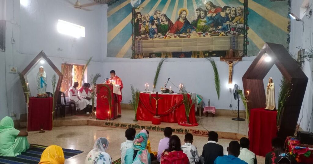 Chaibasa Hindi News : पश्चिमी सिंहभूम जिले में श्रद्धा के साथ मनाया गया खजूर पर्व