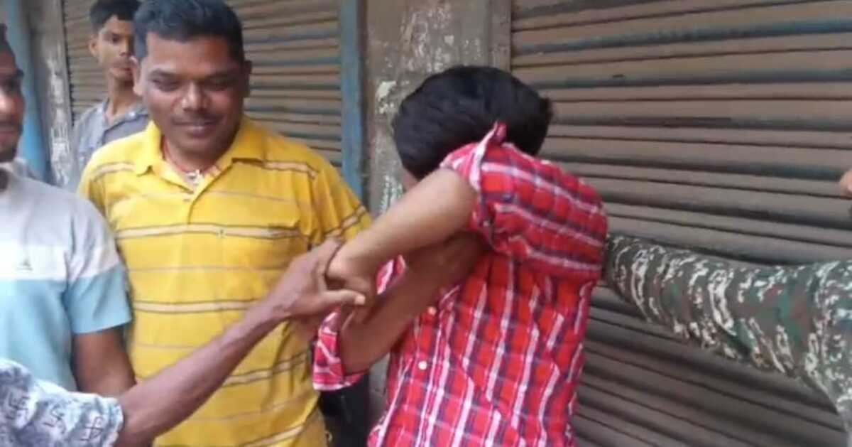 जमशेदपुर: परसूड़ीह में लोग कार रोककर आरोपी को पकड़े, 12 बकरियां बरामद।