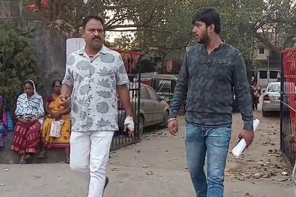 जमशेदपुर: भाजपा मंडल अध्यक्ष रंजीत सिंह पर जानलेवा हमला, हेलमेट से जान बचाई, छह टांके लगे।