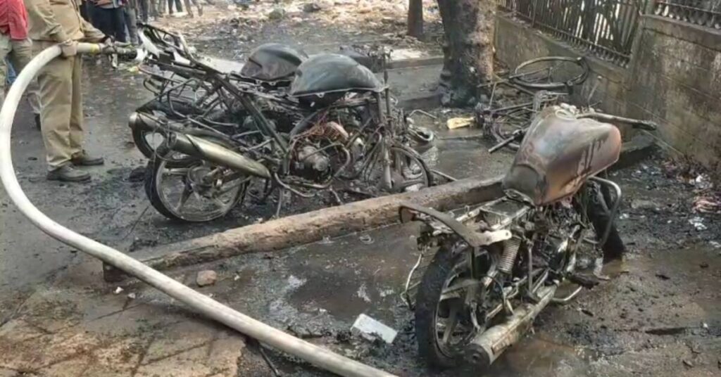 Jamshedpur Fire: साकची गुरुद्वारा के पीछे लगी आग, 5 बाइक और कई साइकिलें जल गईं
