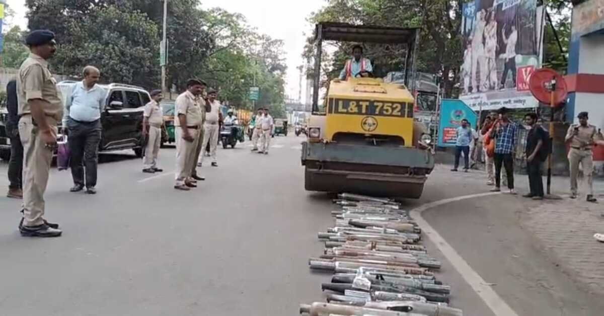 जमशेदपुर में गुंडागर्दी पर लगाम लगाने के लिए 151 साइलेंसरों पर चला पुलिस का रोड रोलर