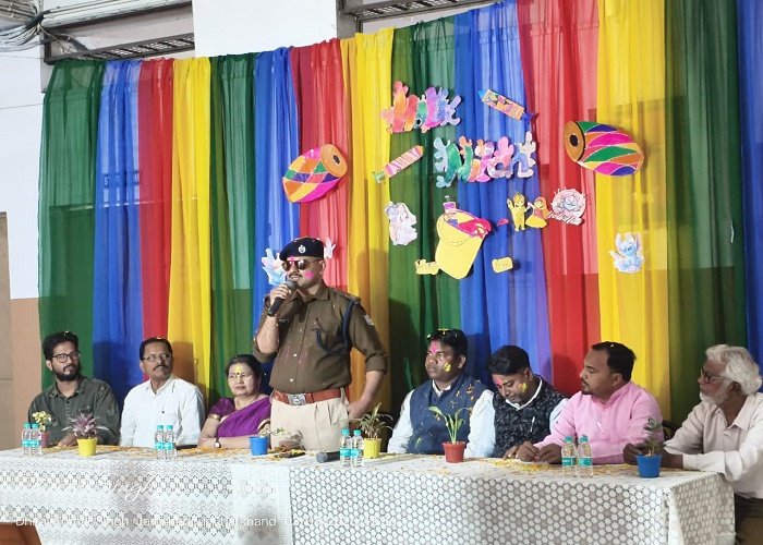जमशेदपुर: विवेकानंद इंटरनेशनल स्कूल में फुलों और गुलाल के संग मनाई गई होली