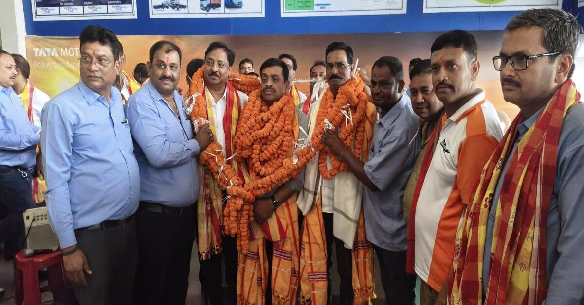 जमशेदपुर समाचार: ऐतिहासिक वेतन समझौते के बाद टाटा मोटर्स में जश्न, यूनियन अध्यक्ष और महामंत्री का भव्य स्वागत