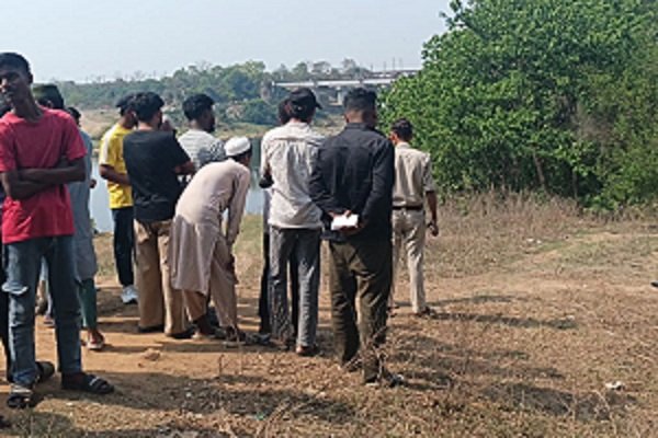 जुगसलाई में पेड़ से लटकी मिली 17 वर्षीय शिवानी का शव, पुलिस सुसाइड की कर रही जांच।