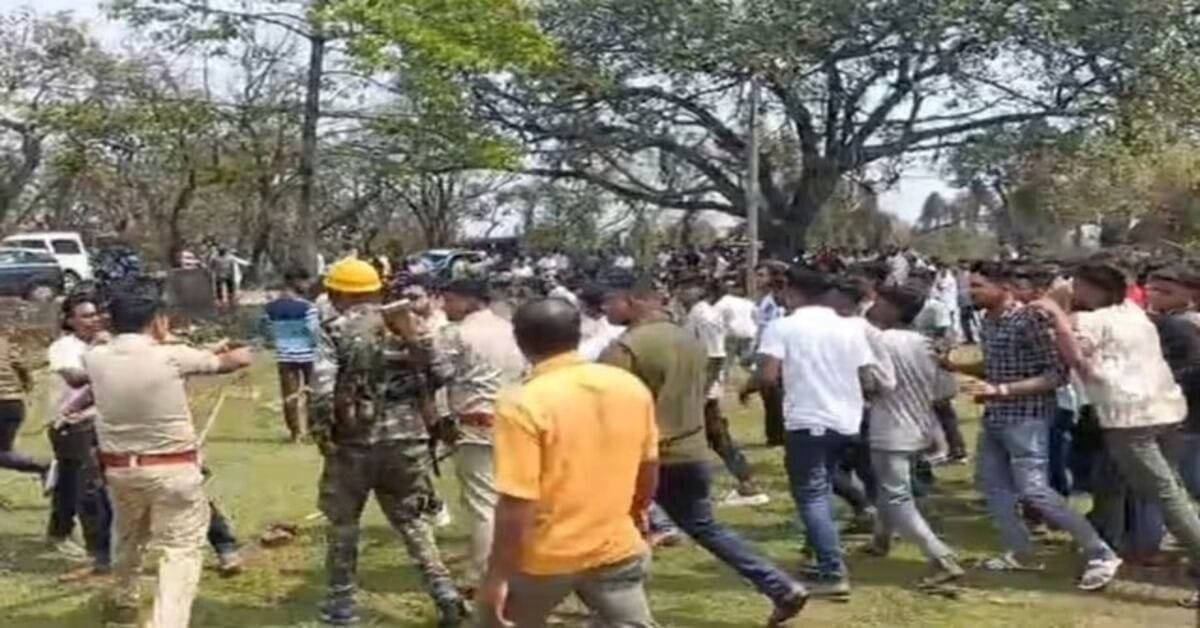 धनबाद समाचार: माहौल में खलल डालने की कोशिश, बवाल के बाद पुलिस ने किया लाठीचार्ज