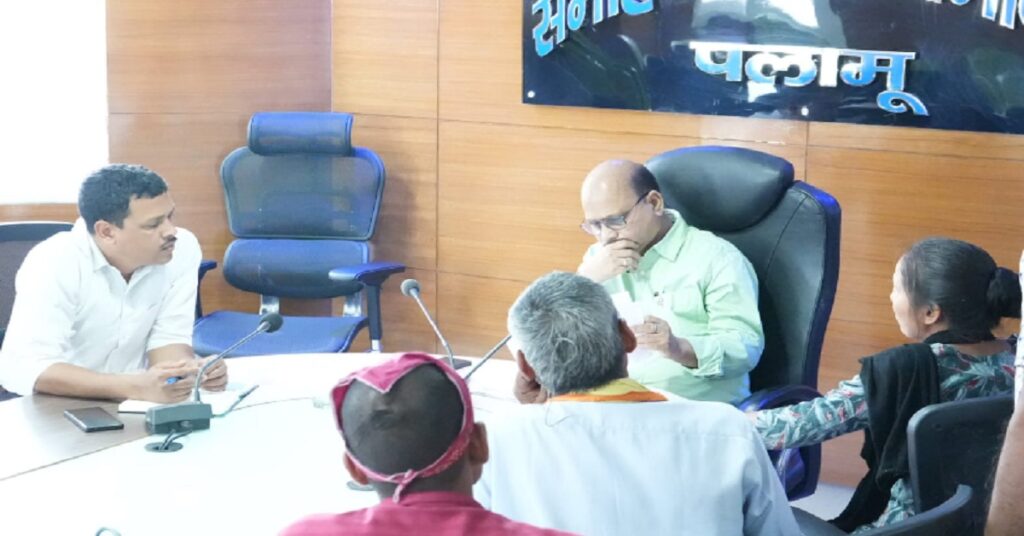 Palamu News: जनता दरबार में फरियादी की पुकार सुन डीपीआरओ पहुंचे ब्लड बैंक, किया रक्तदान