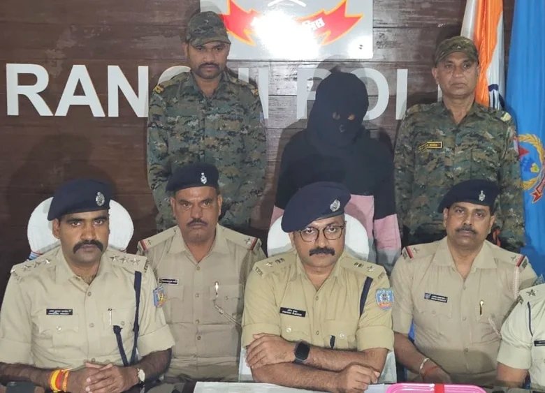 रांची पुलिस का बड़ा ऑपरेशन: घर-गाड़ी से 566 किलो डोडा और 700 ग्राम अफीम बरामद, तस्कर पकड़ा गया।
