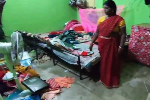 रामनवमी जुलूस के दौरान परिवार से चुराए गए गहने और नकद।