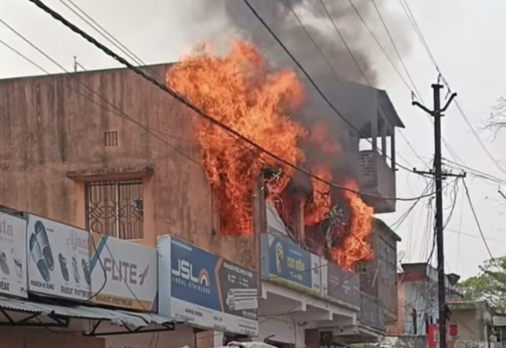शॉर्ट सर्किट से हार्डवेयर दुकान में लगी भीषण आग, धमाकों से दहला