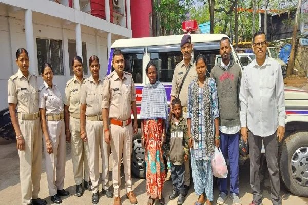 सरहुल जुलूस में खोया बच्चा, रांची पुलिस ने रातभर देखभाल कर परिवार से मिलाया