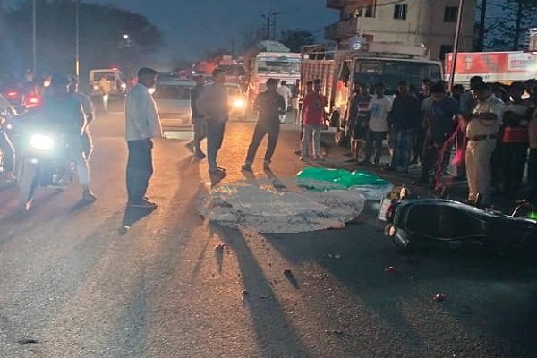 सरायकेला-कांड्रा मार्ग पर ट्रकों की रेस में बाइक सवार की मौत, लोग आक्रोशित