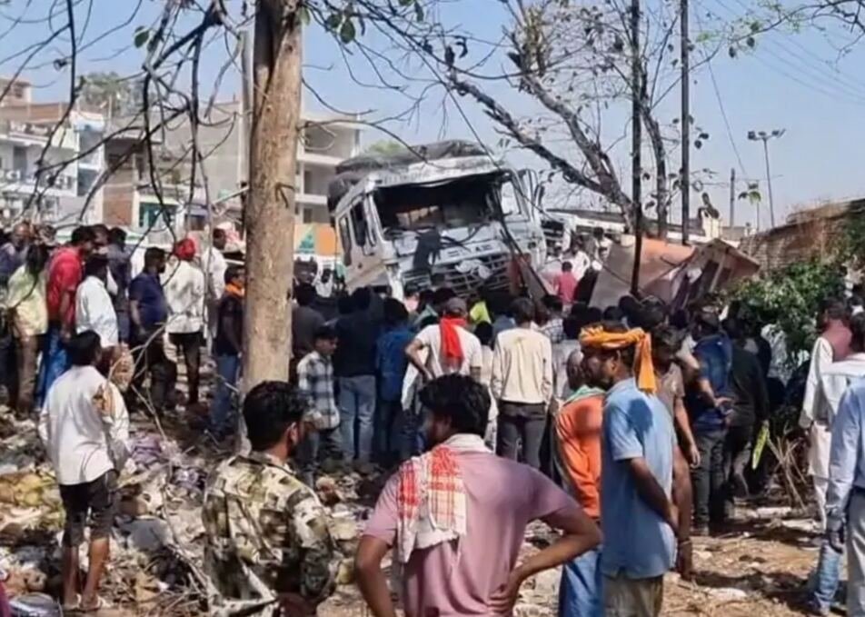 हजारीबाग हादसा: बेकाबू ट्रेलर ने ऑटो और बस को टक्कर मार, फल विक्रेता की मृत्यु