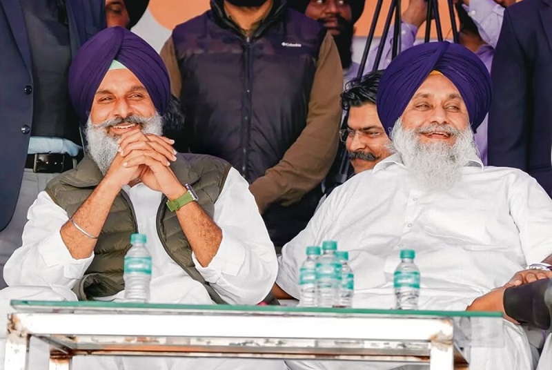 AAP may face a major setback in LS... Majithia claims - 2 MPs ready to resign | LS में AAP को लग सकता है बड़ा झटका.... मजीठिया का दावा