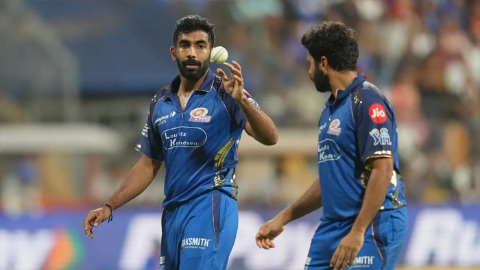 क्या चोट के साथ IPL में खेल रहे हैं बुमराह? हेड कोच ने खराब फॉर्म पर दिया बड़ा बयान