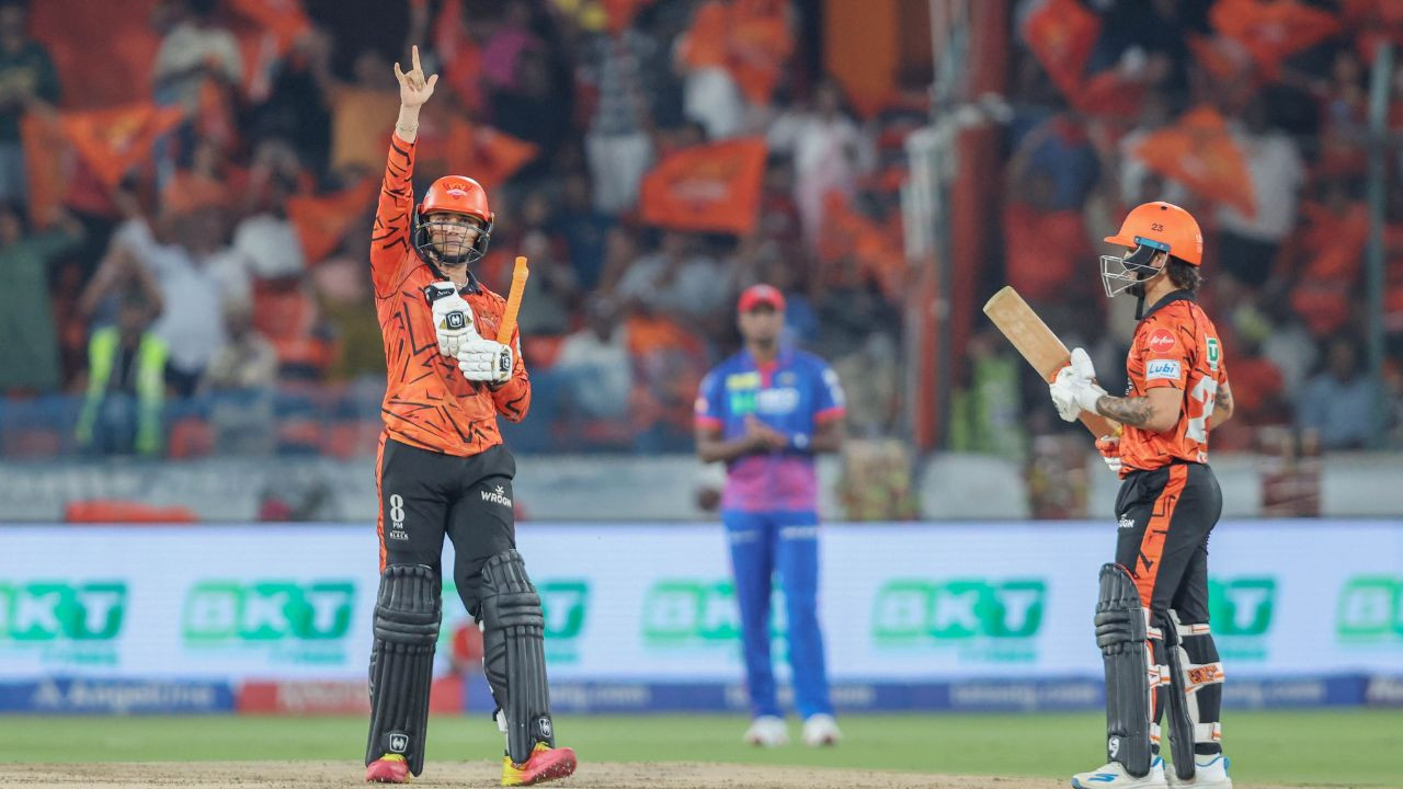 DC vs SRH: अभिषेक शर्मा ने बल्लेबाजी से मचाया गदर, धुआंधार शतक से कई रिकॉर्ड किए ध्वस्त | Abhishek Sharma's Historic IPL Century against delhi capitals