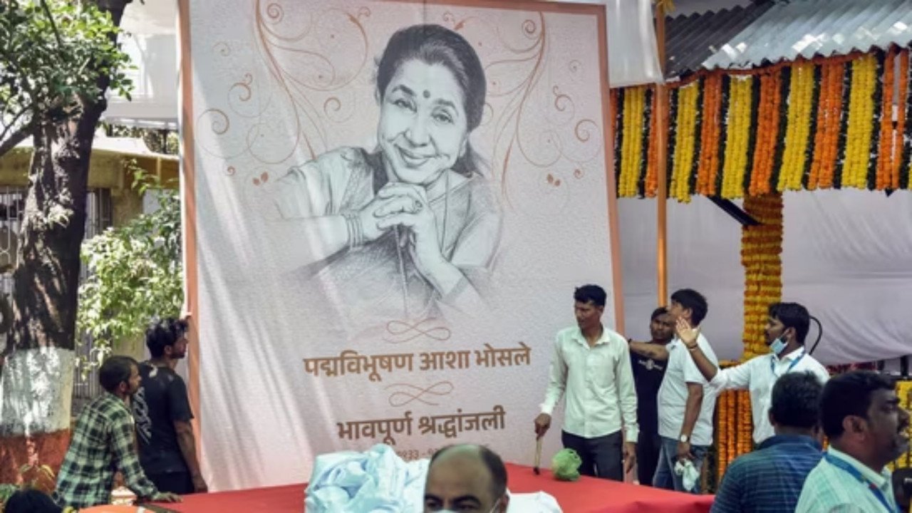 आशा भोसले की श्रद्धांजलि ऑन एयर करने पर भड़का पाकिस्तान, टॉप टीवी चैनलों को जारी किया नोटिस | Pakistan issues notice to top TV channels for airing Asha Bhosle tribute