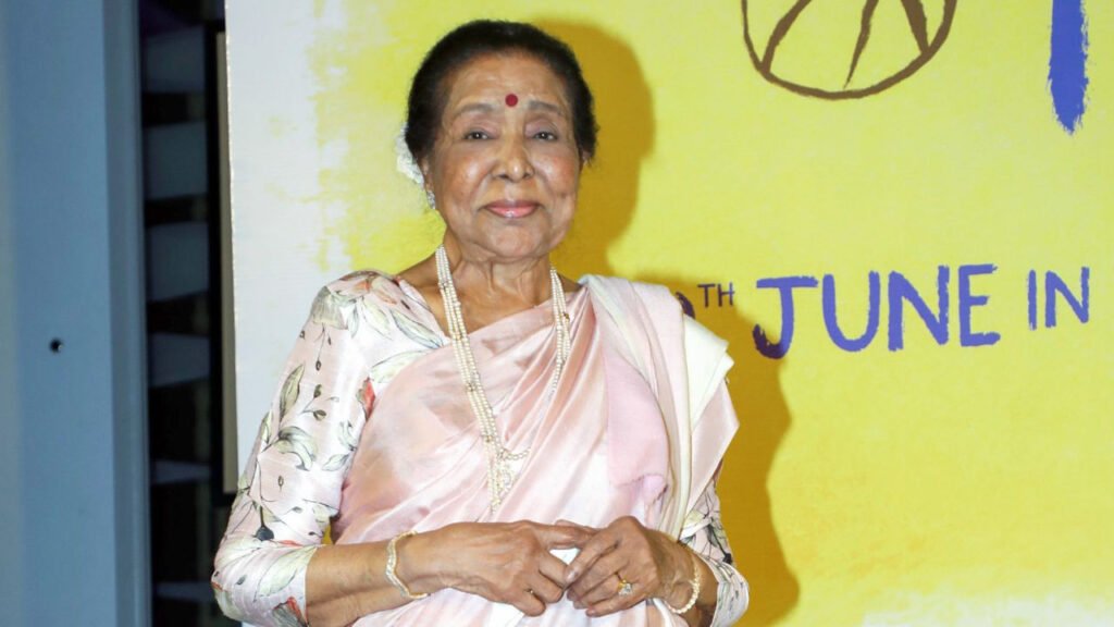 सुर कोकिला आशा भोसले के ICU में भर्ती होने का बाद अब कैसी है तबीयत? पोती जनाई ने दिया अपडेट | Playback singer Asha Bhosle hospitalized suffering heart attack granddaughter tweet health update