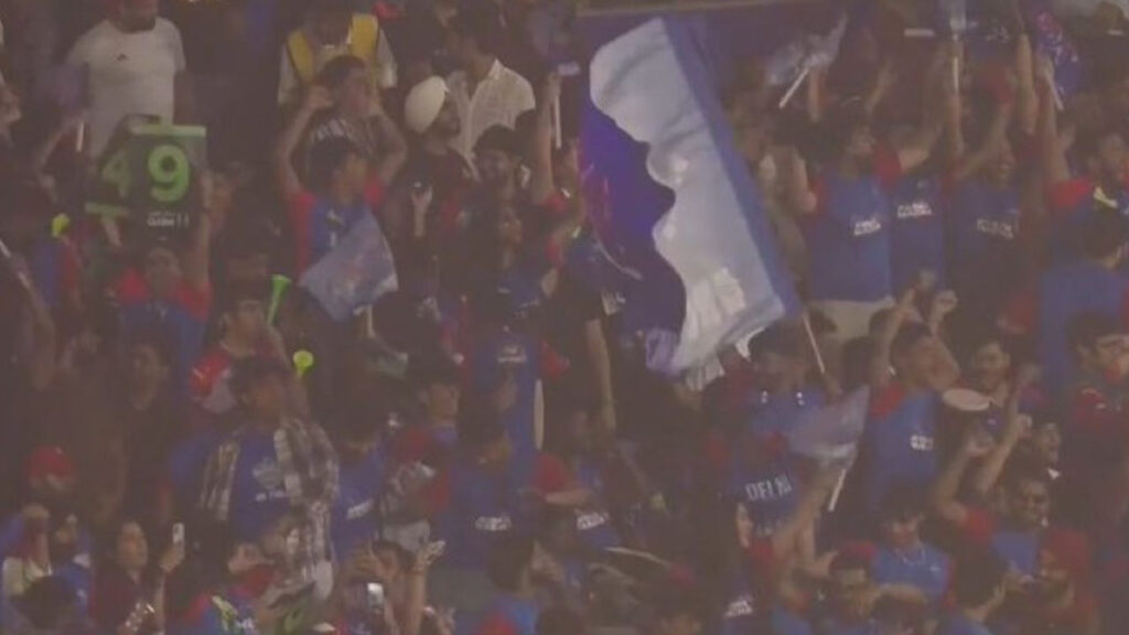 DC VS RCB: हार के बाद भी दिल्ली कैपिटल्स के फैंस ने मनाया जश्न, टाल दिया IPL का सबसें शर्मनाक रिकॉर्ड | Delhi Capitals fans celebrate as DC avoid embarrassing IPL record