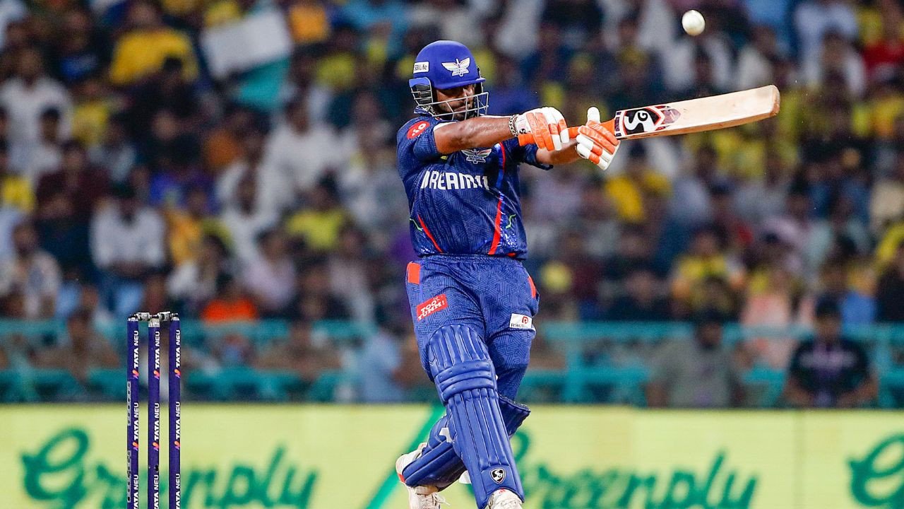 LSG कोच जस्टिन लैंगर ने DC के खिलाफ ओपनिंग पोजिशन पर रणनीति से किया इनकार