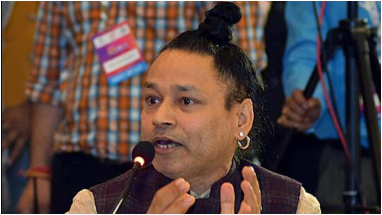 2 लाइन गा दीजिए... होस्ट के इतना कहते ही क्यों भड़क उठे कैलाश खेर? दिया ऐसा जवाब कि वीडियो हुआ वायरल | Kailash Kher Viral Video Delhi Event Singer Reacts To Request To Sing On Stage