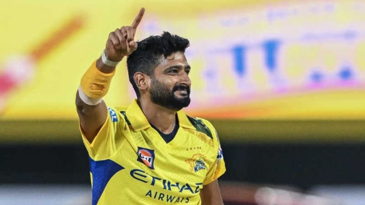 CSK को लगा झटका, ये स्टार गेंदबाज IPL 2026 से हुआ बाहर | CSK pacer Khaleel Ahmed ruled out of this IPL 2026 due to injury