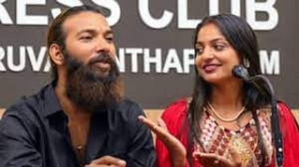 Kumbh Mela's 'viral girl' Monalisa's husband gets relief from High Court, gets support from Left leaders