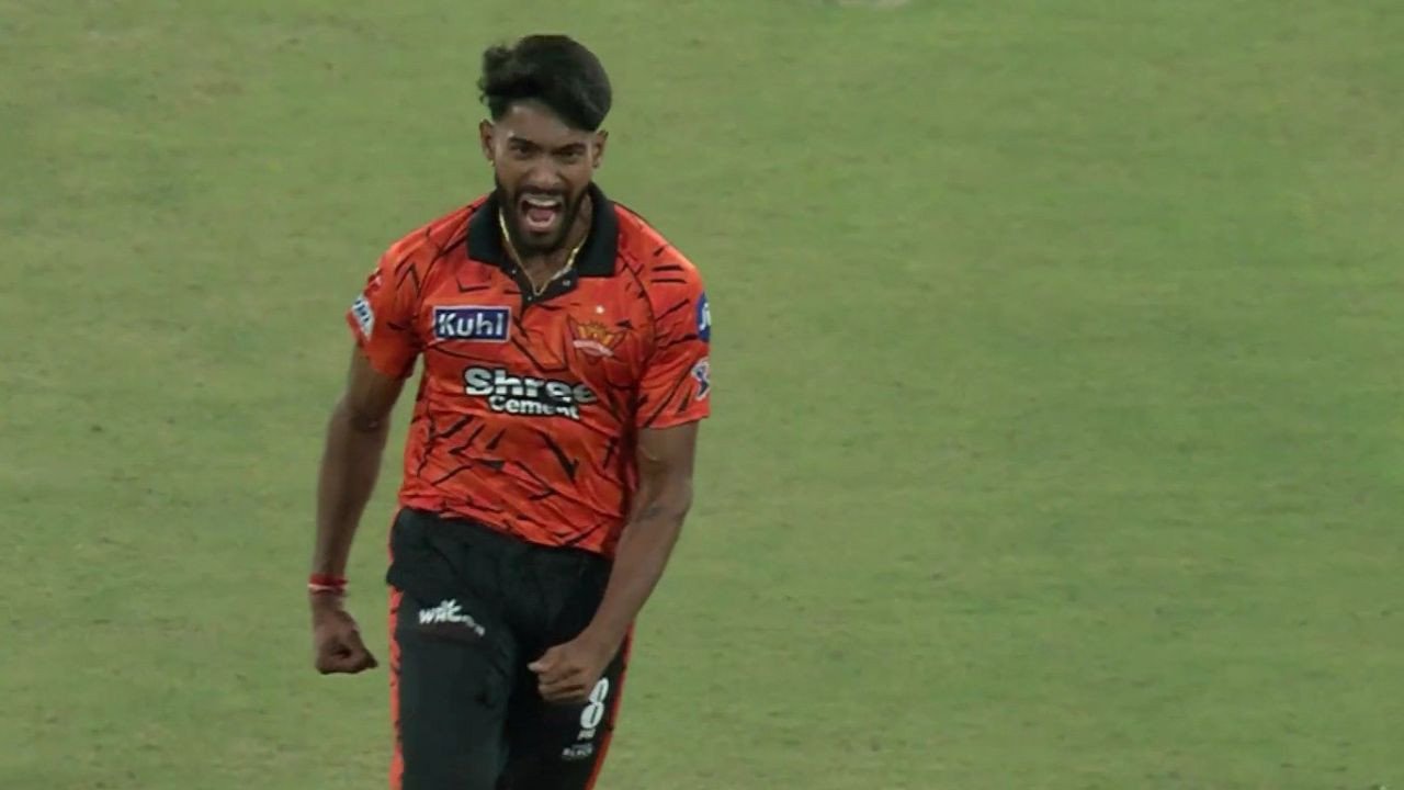 ईशान के जांबाजों ने किया कमाल! SRH के प्रफुल हिंगे ने राजस्थान के विजयी रथ पर लगाया ब्रेक, विशिष्ट सूची में नाम दर्ज | IPL 2026 SRH Praful Hinge enters elite list after taking 4 wickets in his debut match against Rajasthan Royals